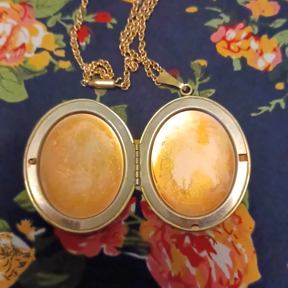 Vintage locket. - Picture 2 of 8